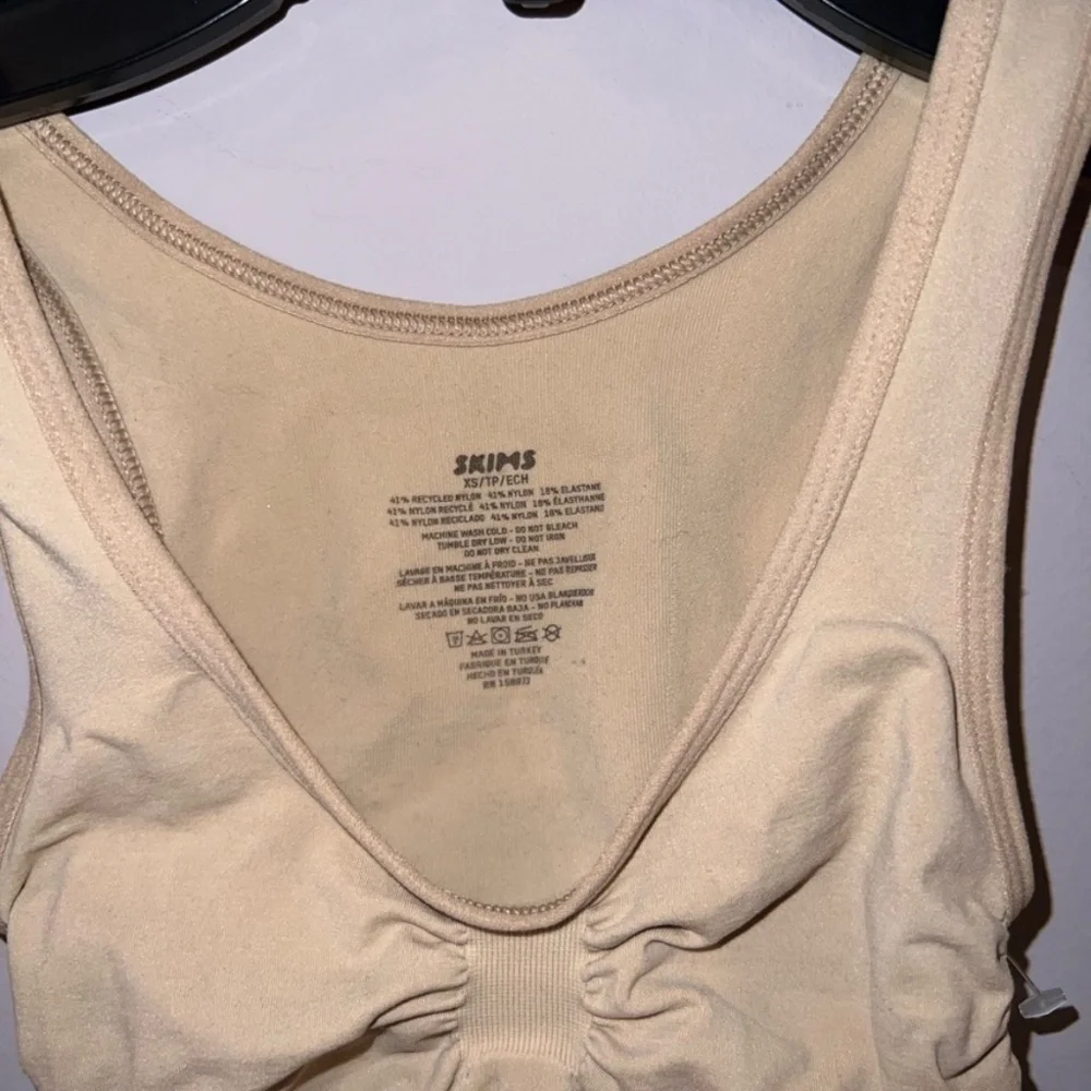 SKIMS SCOOP NECK THONG BODYSUIT CLAY BEIGE XS